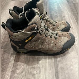 Merrill Boulder Men’s Hiking Boots.